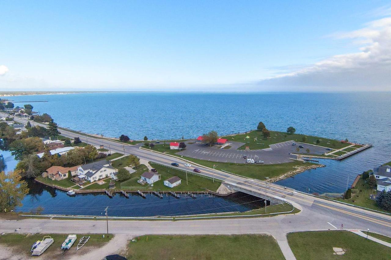 Cozy Tawas City Home With Views Of Lake Huron! 外观 照片